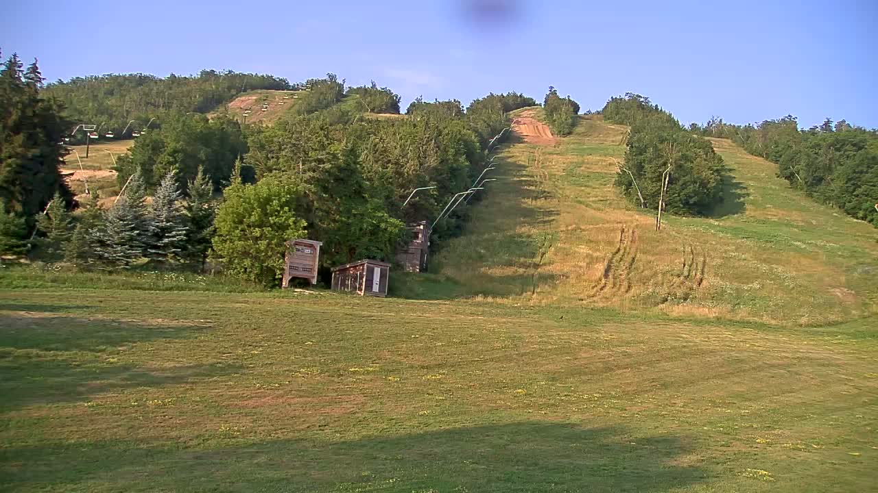 Blue Mountain North Base Ski Slopes Live Cam - Collingwood, Blue Mountains, Simcoe, Ontario, Canada