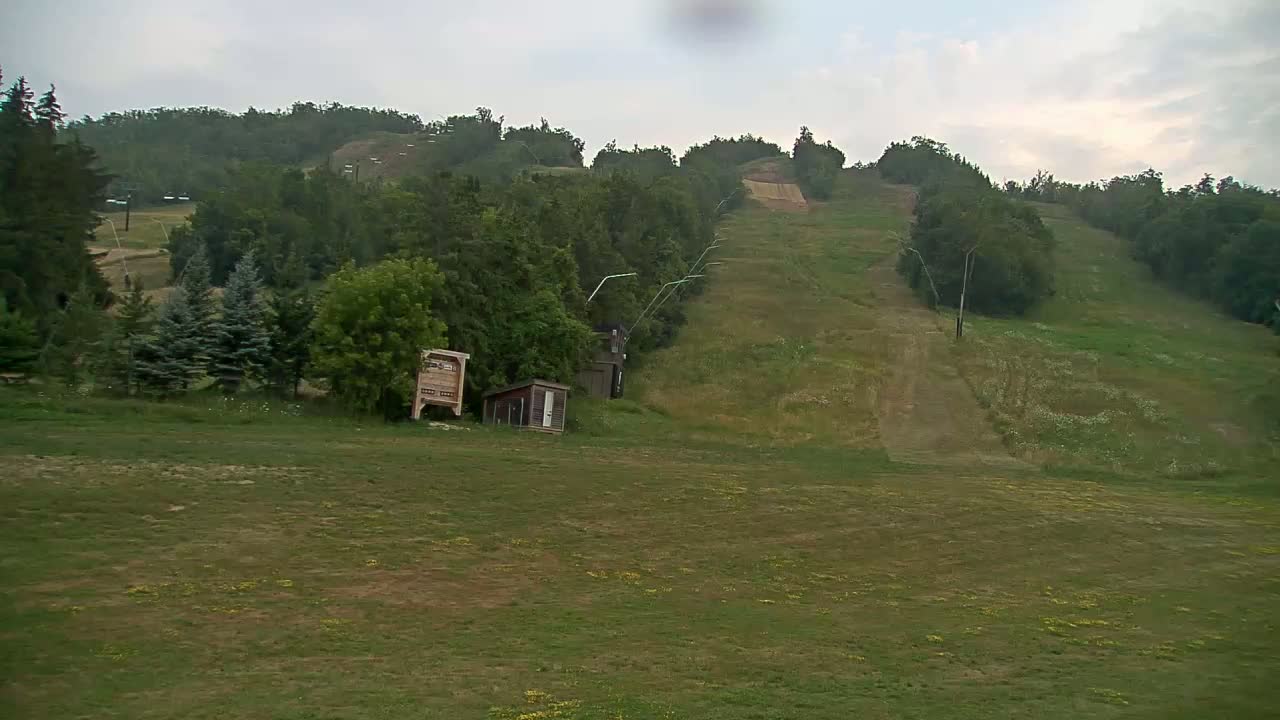Blue Mountain North Base Ski Slopes Live Cam - Collingwood, Blue Mountains, Simcoe, Ontario, Canada