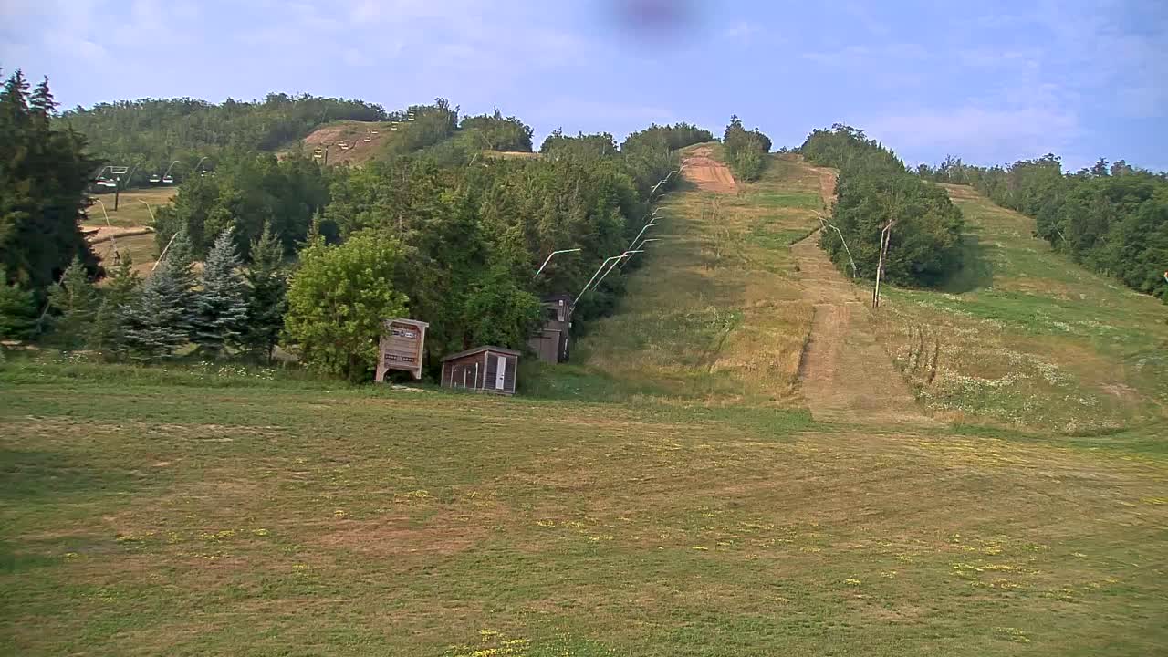 Blue Mountain North Base Ski Slopes Live Cam - Collingwood, Blue Mountains, Simcoe, Ontario, Canada
