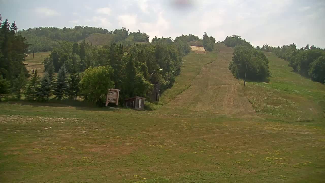 Blue Mountain North Base Ski Slopes Live Cam - Collingwood, Blue Mountains, Simcoe, Ontario, Canada