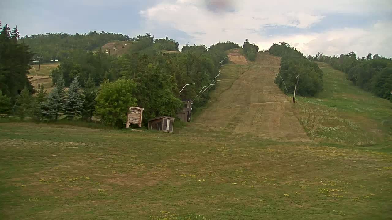 Blue Mountain North Base Ski Slopes Live Cam - Collingwood, Blue Mountains, Simcoe, Ontario, Canada