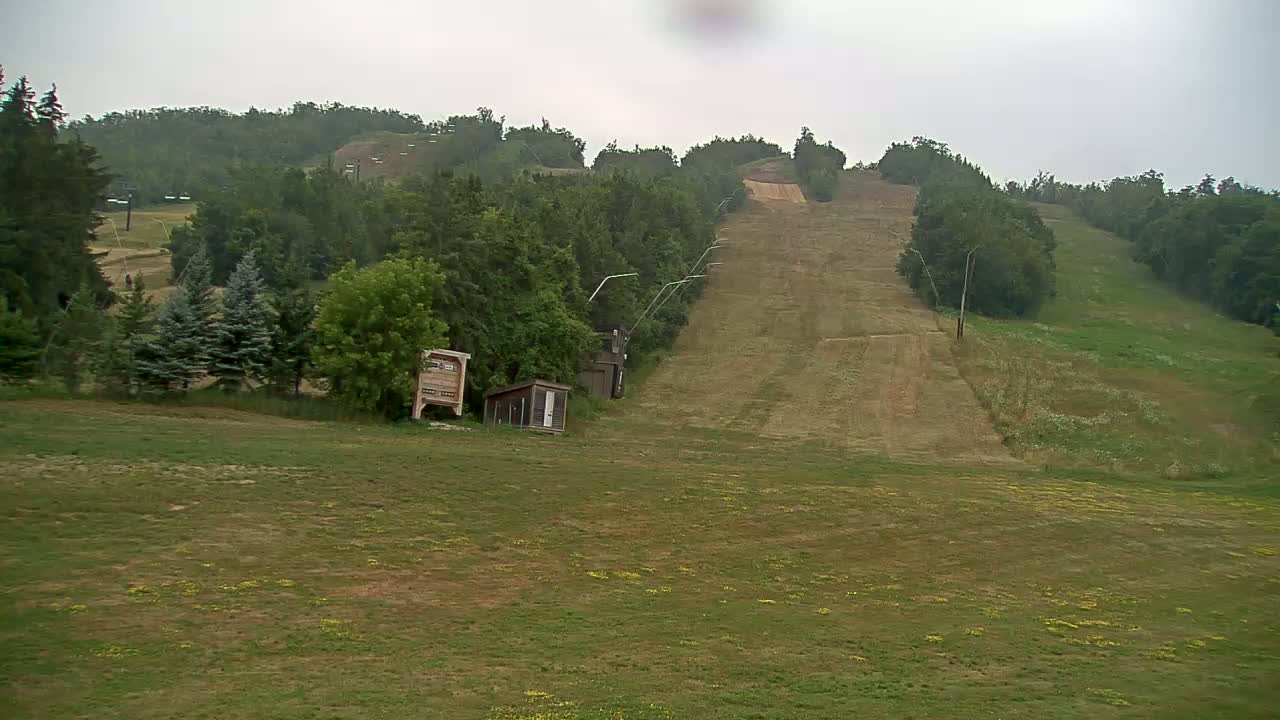Blue Mountain North Base Ski Slopes Live Cam - Collingwood, Blue Mountains, Simcoe, Ontario, Canada