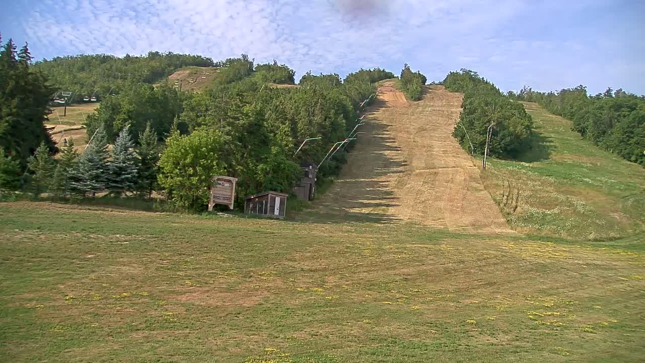 Blue Mountain North Base Ski Slopes Live Cam - Collingwood, Blue Mountains, Simcoe, Ontario, Canada