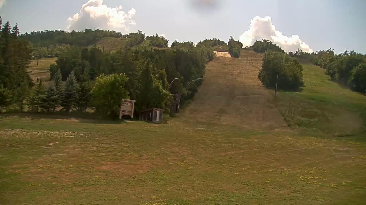 Blue Mountain North Base Ski Slopes Live Cam - Collingwood, Blue Mountains, Simcoe, Ontario, Canada