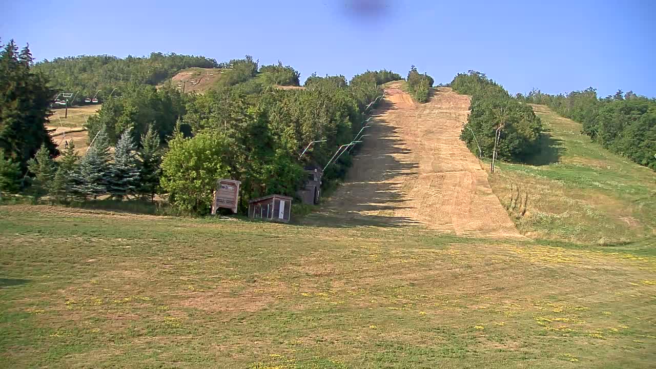 Blue Mountain North Base Ski Slopes Live Cam - Collingwood, Blue Mountains, Simcoe, Ontario, Canada