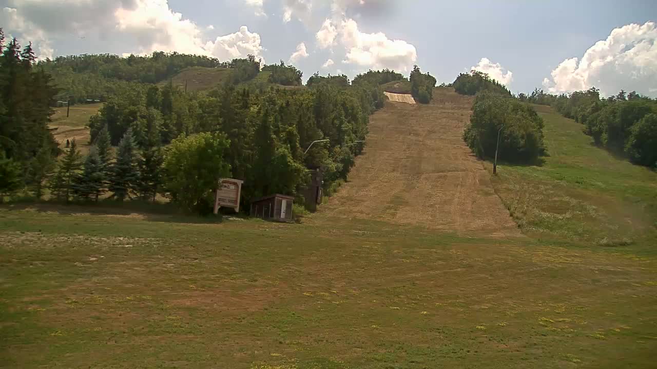 Blue Mountain North Base Ski Slopes Live Cam - Collingwood, Blue Mountains, Simcoe, Ontario, Canada
