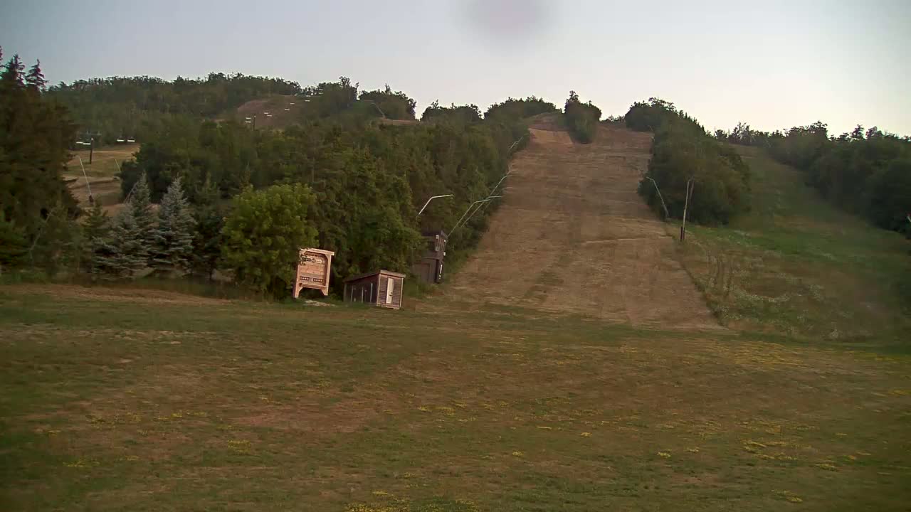 Blue Mountain North Base Ski Slopes Live Cam - Collingwood, Blue Mountains, Simcoe, Ontario, Canada