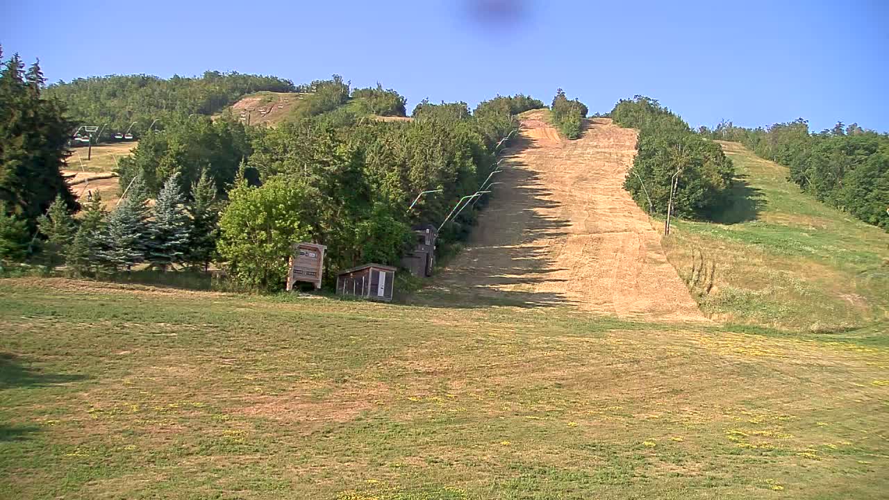 Blue Mountain North Base Ski Slopes Live Cam - Collingwood, Blue Mountains, Simcoe, Ontario, Canada
