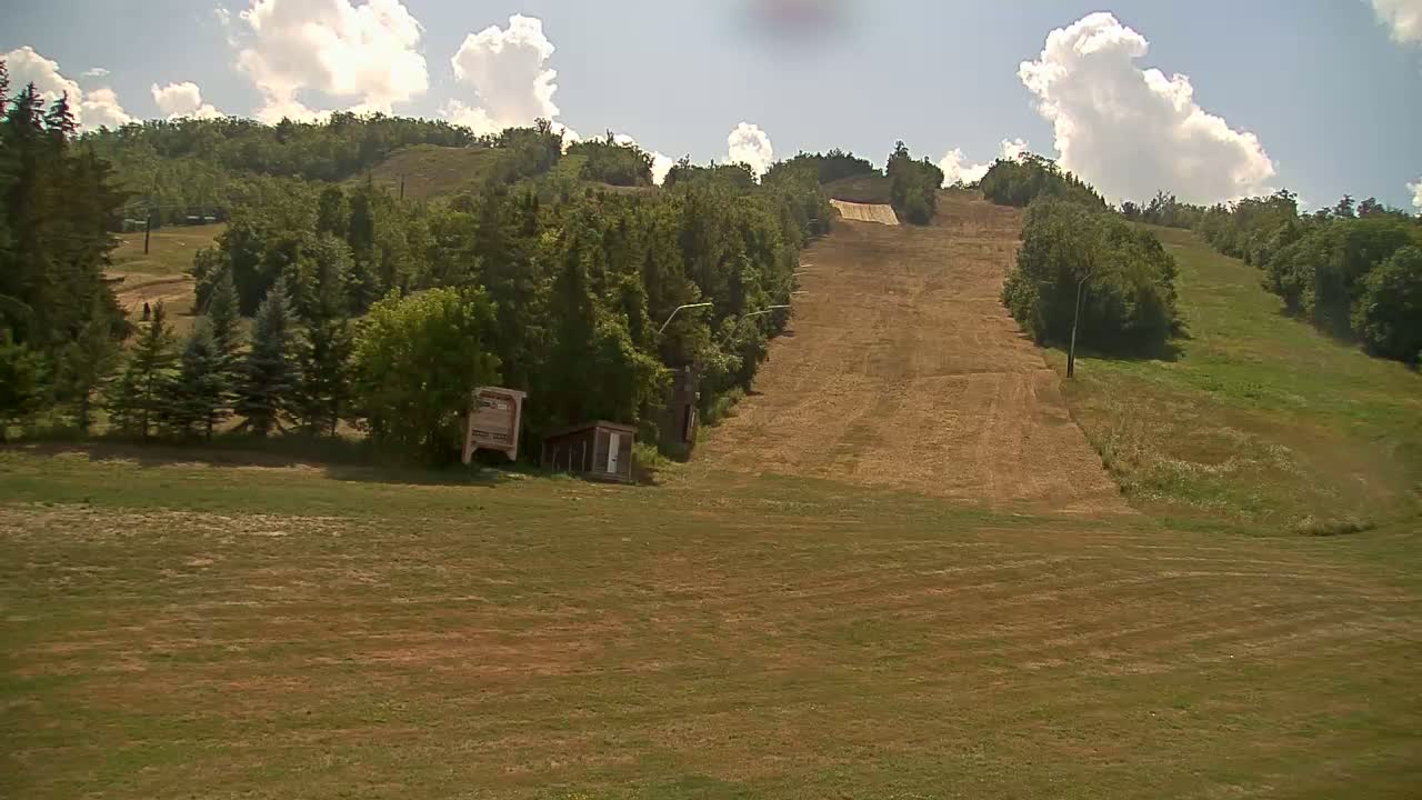 Blue Mountain North Base Ski Slopes Live Cam - Collingwood, Blue Mountains, Simcoe, Ontario, Canada