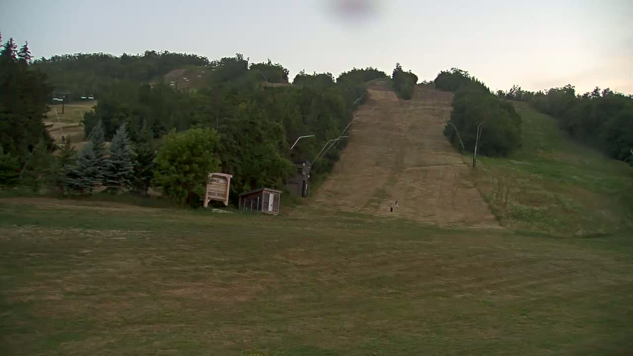 Blue Mountain North Base Ski Slopes Live Cam - Collingwood, Blue Mountains, Simcoe, Ontario, Canada