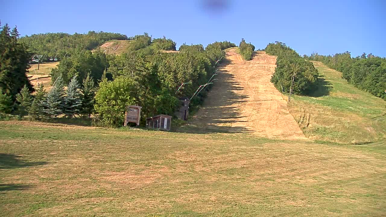 Blue Mountain North Base Ski Slopes Live Cam - Collingwood, Blue Mountains, Simcoe, Ontario, Canada