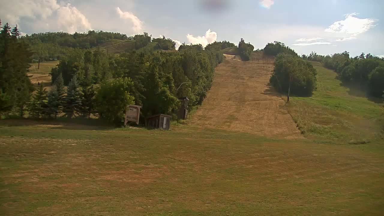 Blue Mountain North Base Ski Slopes Live Cam - Collingwood, Blue Mountains, Simcoe, Ontario, Canada