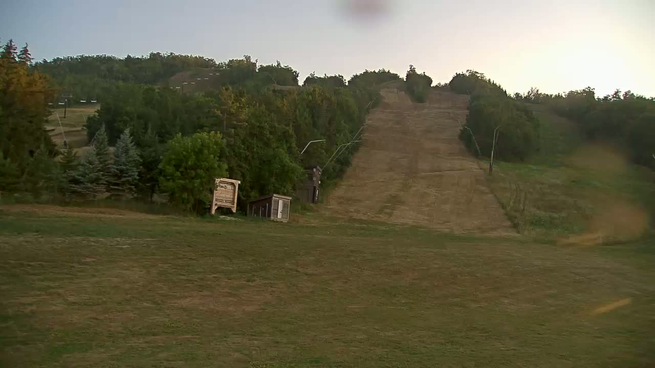 Blue Mountain North Base Ski Slopes Live Cam - Collingwood, Blue Mountains, Simcoe, Ontario, Canada
