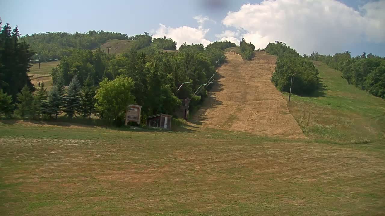 Blue Mountain North Base Ski Slopes Live Cam - Collingwood, Blue Mountains, Simcoe, Ontario, Canada