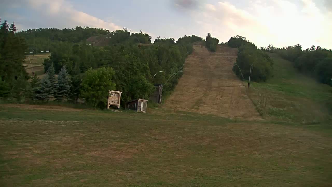 Blue Mountain North Base Ski Slopes Live Cam - Collingwood, Blue Mountains, Simcoe, Ontario, Canada