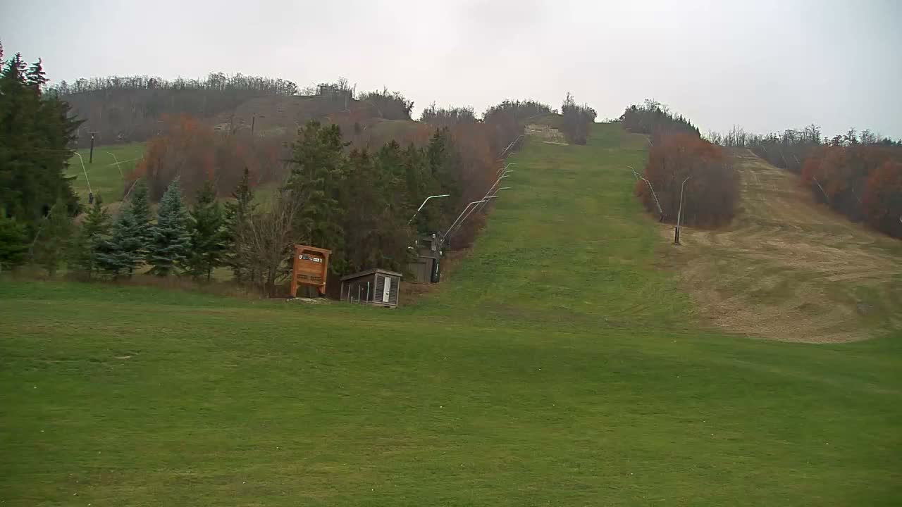 Blue Mountain North Base Ski Slopes Live Cam - Collingwood, Blue Mountains, Simcoe, Ontario, Canada