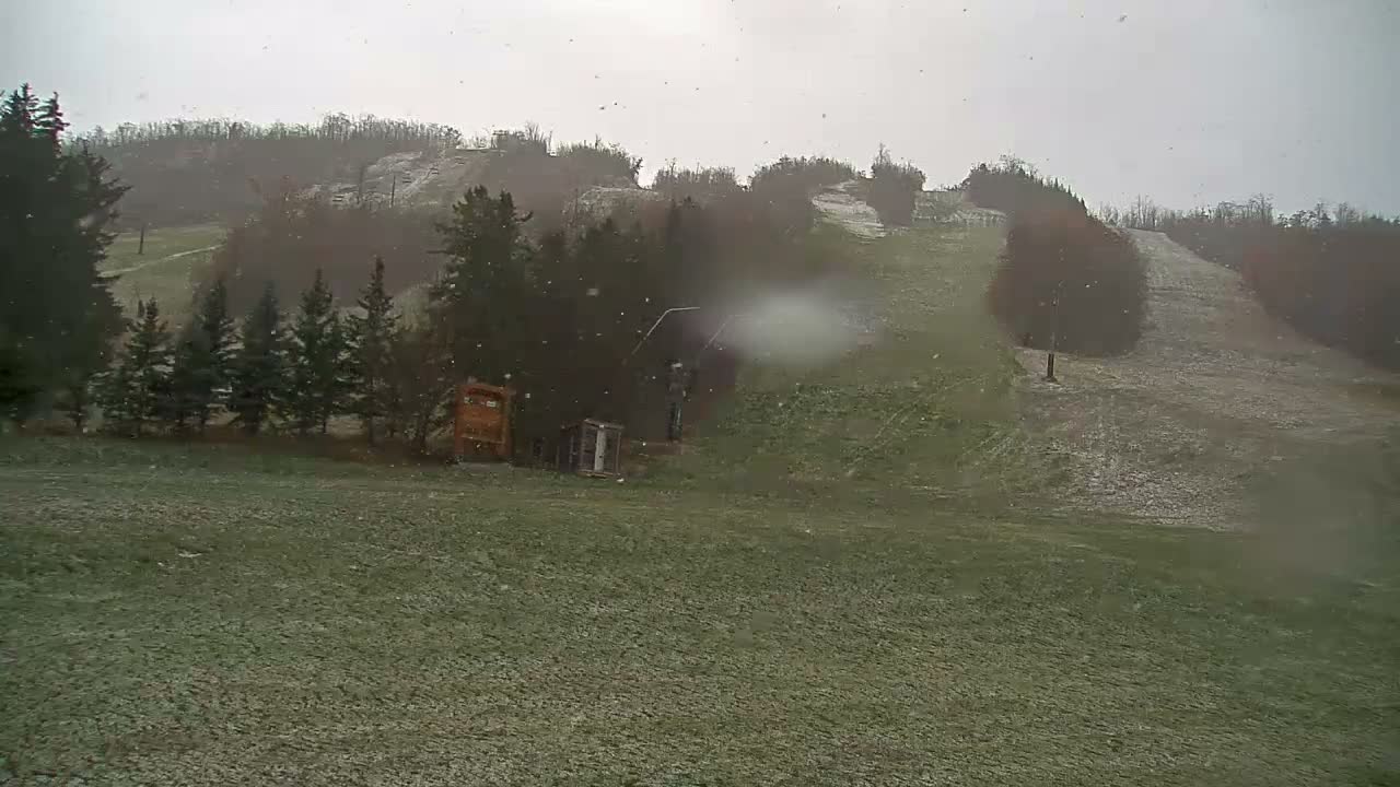 Blue Mountain North Base Ski Slopes Live Cam - Collingwood, Blue Mountains, Simcoe, Ontario, Canada
