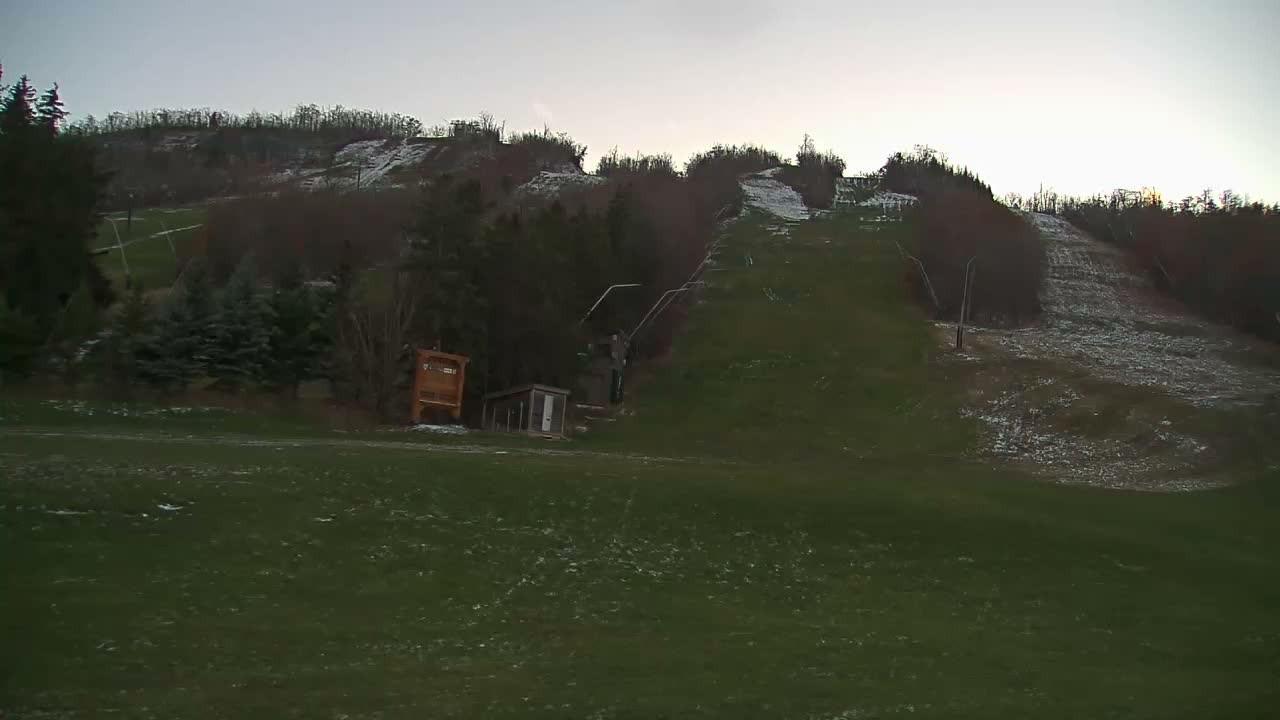Blue Mountain North Base Ski Slopes Live Cam - Collingwood, Blue Mountains, Simcoe, Ontario, Canada