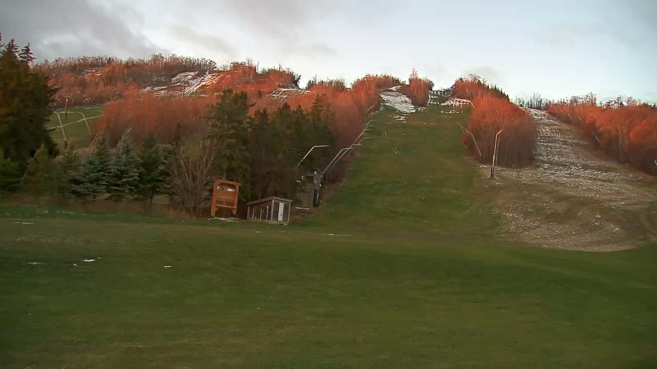 Blue Mountain North Base Ski Slopes Live Cam - Collingwood, Blue Mountains, Simcoe, Ontario, Canada