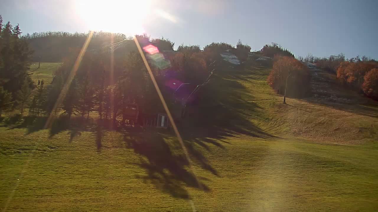 Blue Mountain North Base Ski Slopes Live Cam - Collingwood, Blue Mountains, Simcoe, Ontario, Canada