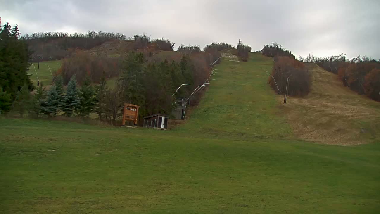 Blue Mountain North Base Ski Slopes Live Cam - Collingwood, Blue Mountains, Simcoe, Ontario, Canada