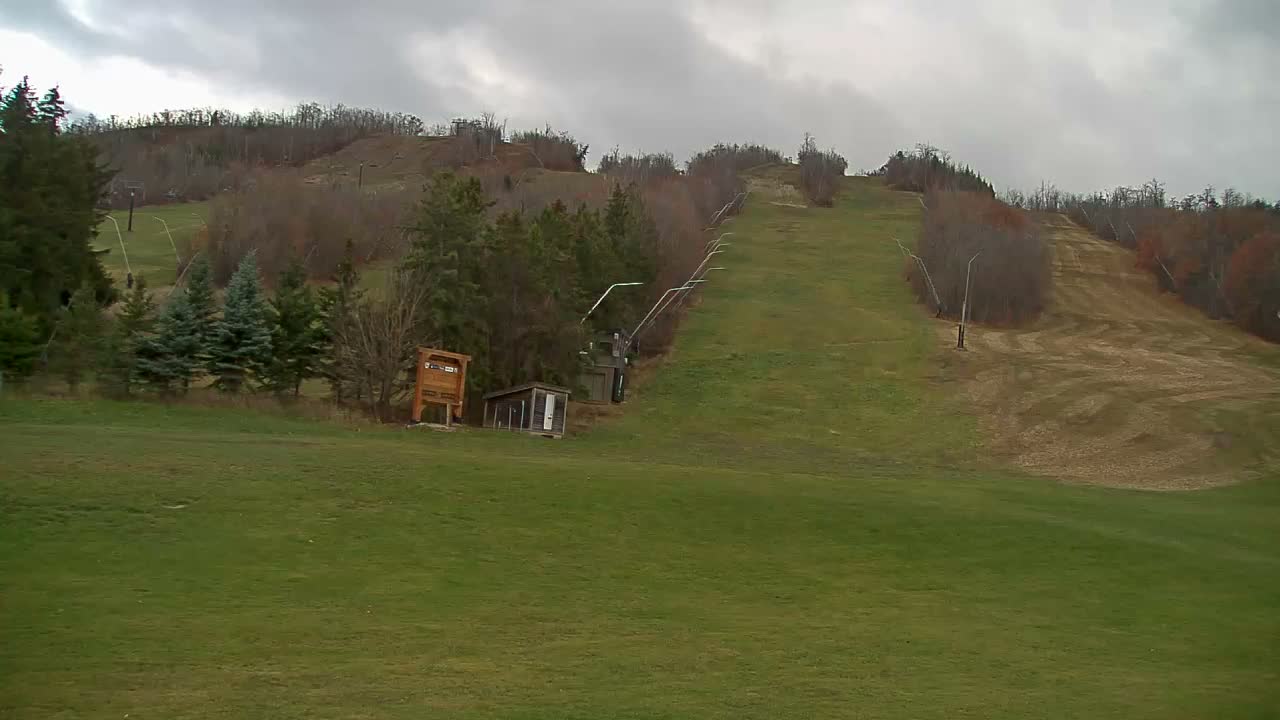 Blue Mountain North Base Ski Slopes Live Cam - Collingwood, Blue Mountains, Simcoe, Ontario, Canada
