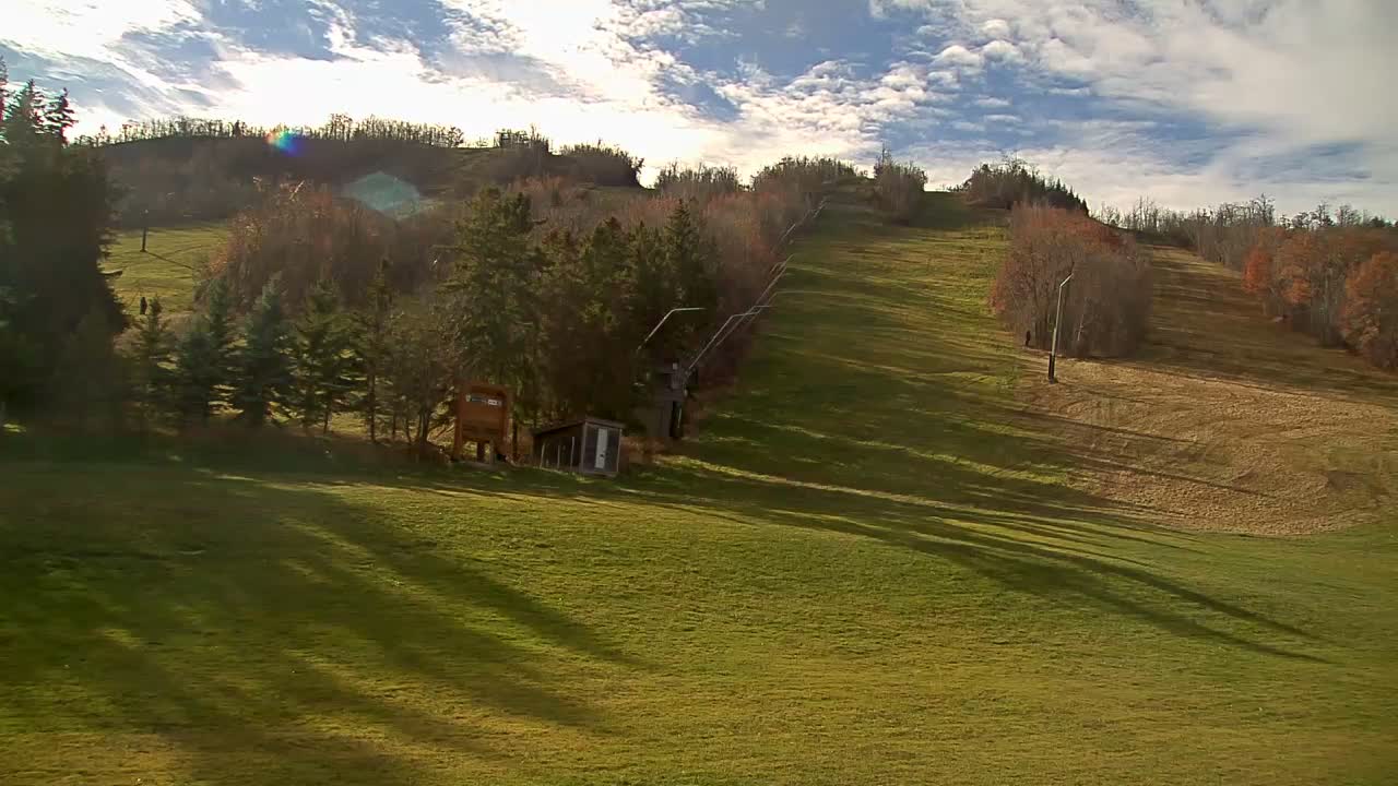 Blue Mountain North Base Ski Slopes Live Cam - Collingwood, Blue Mountains, Simcoe, Ontario, Canada