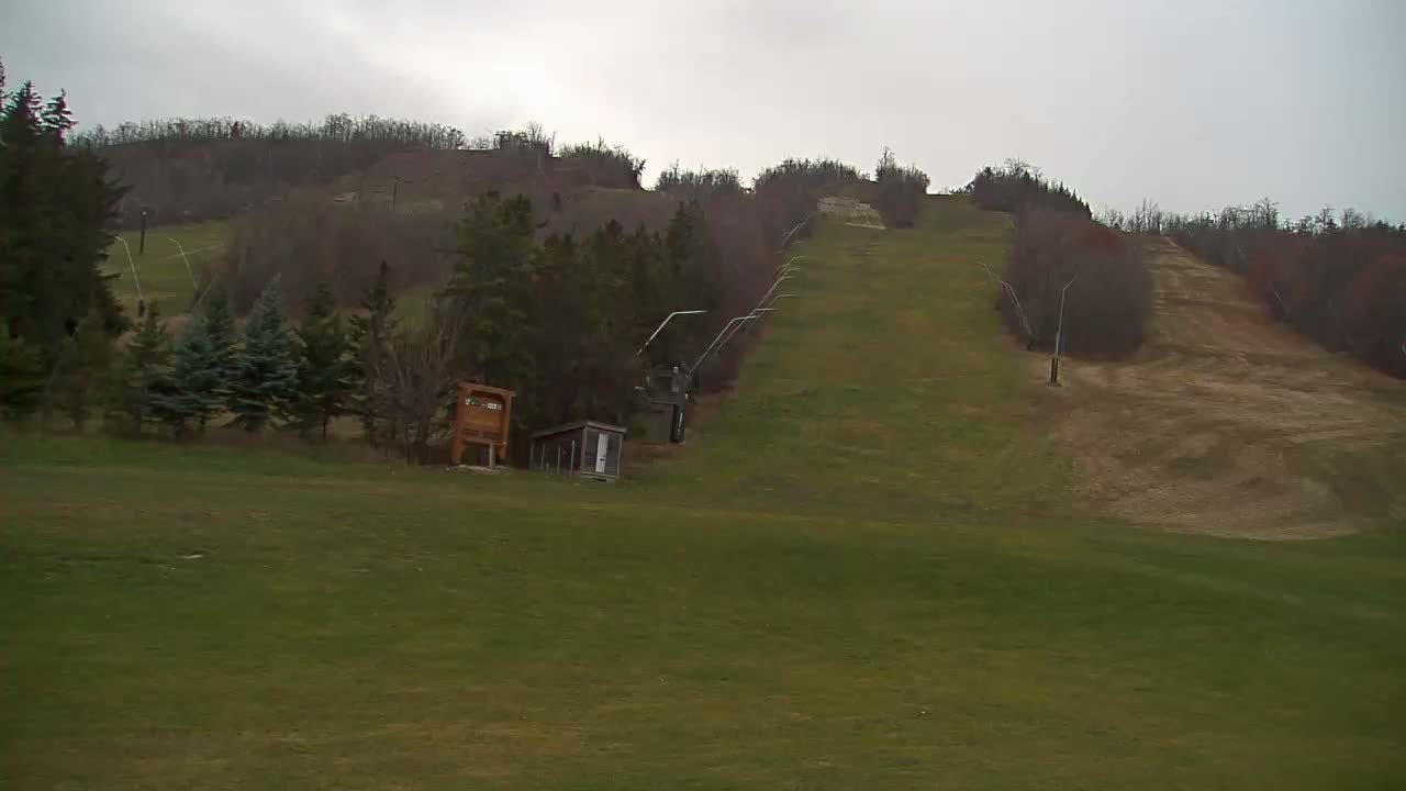Blue Mountain North Base Ski Slopes Live Cam - Collingwood, Blue Mountains, Simcoe, Ontario, Canada