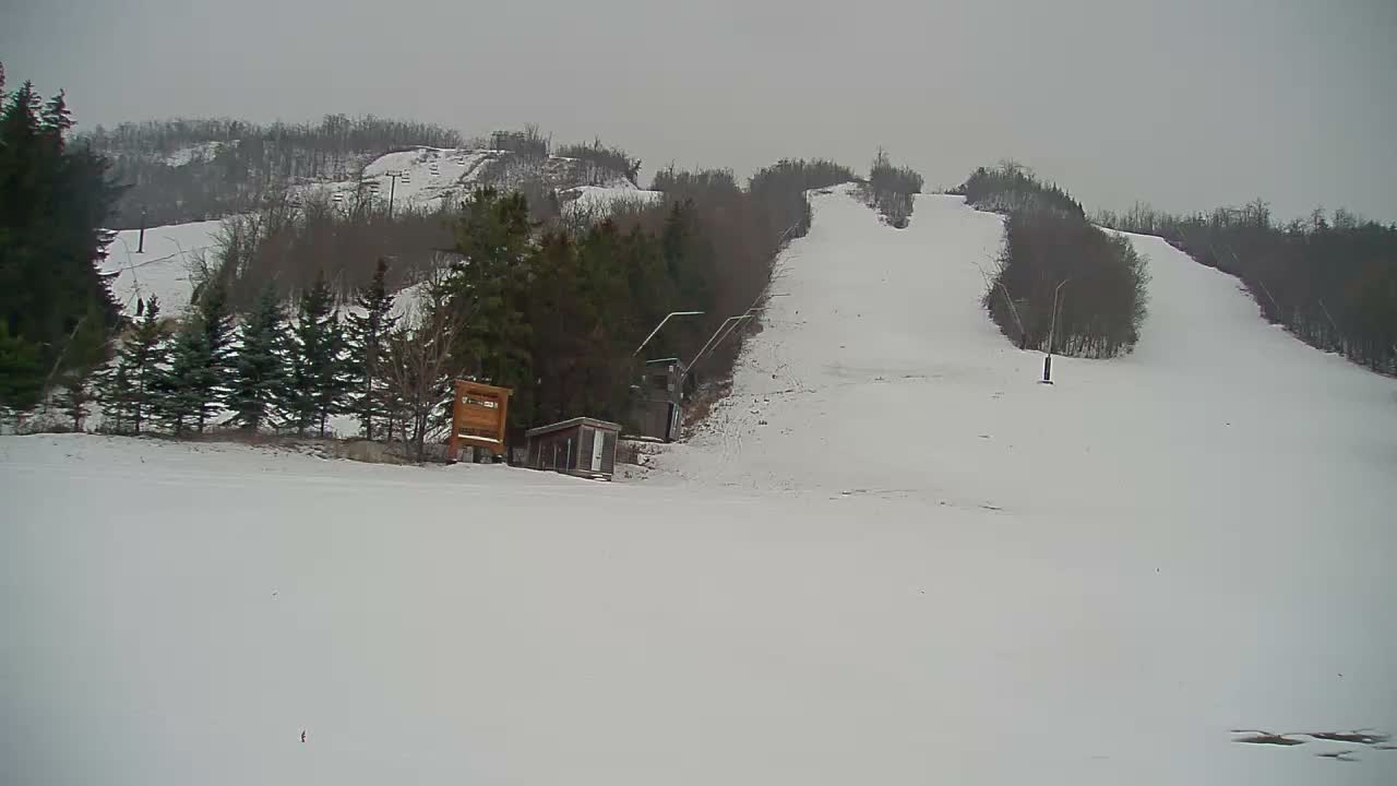 Blue Mountain North Base Ski Slopes Live Cam - Collingwood, Blue Mountains, Simcoe, Ontario, Canada