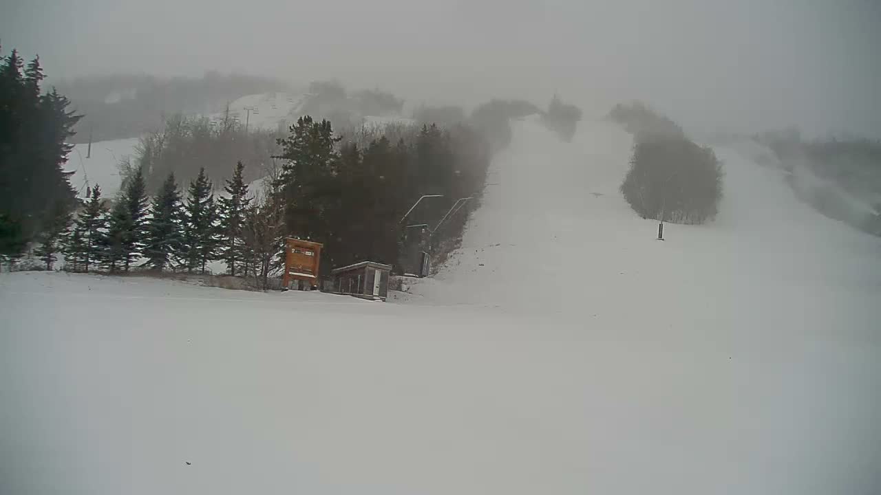 Blue Mountain North Base Ski Slopes Live Cam - Collingwood, Blue Mountains, Simcoe, Ontario, Canada