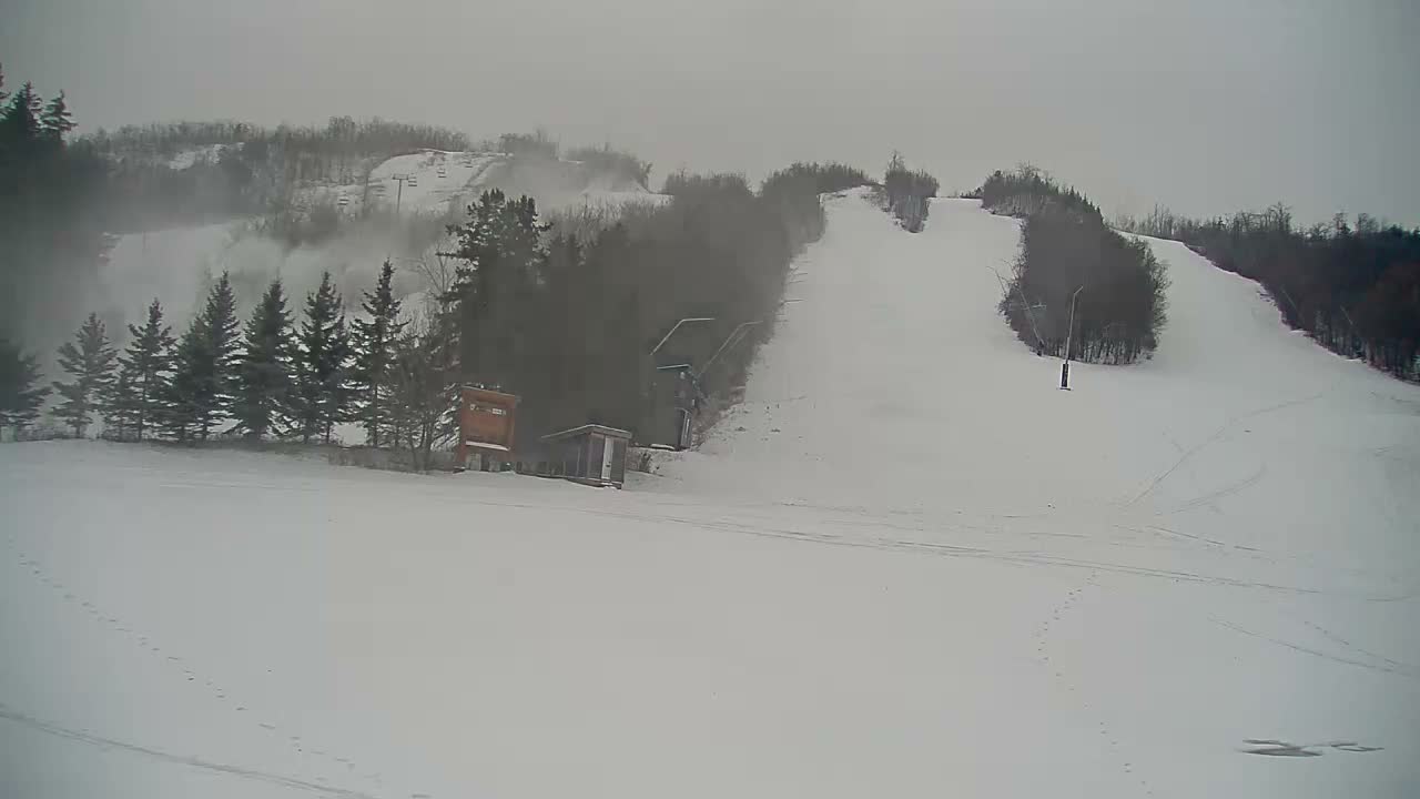 Blue Mountain North Base Ski Slopes Live Cam - Collingwood, Blue Mountains, Simcoe, Ontario, Canada