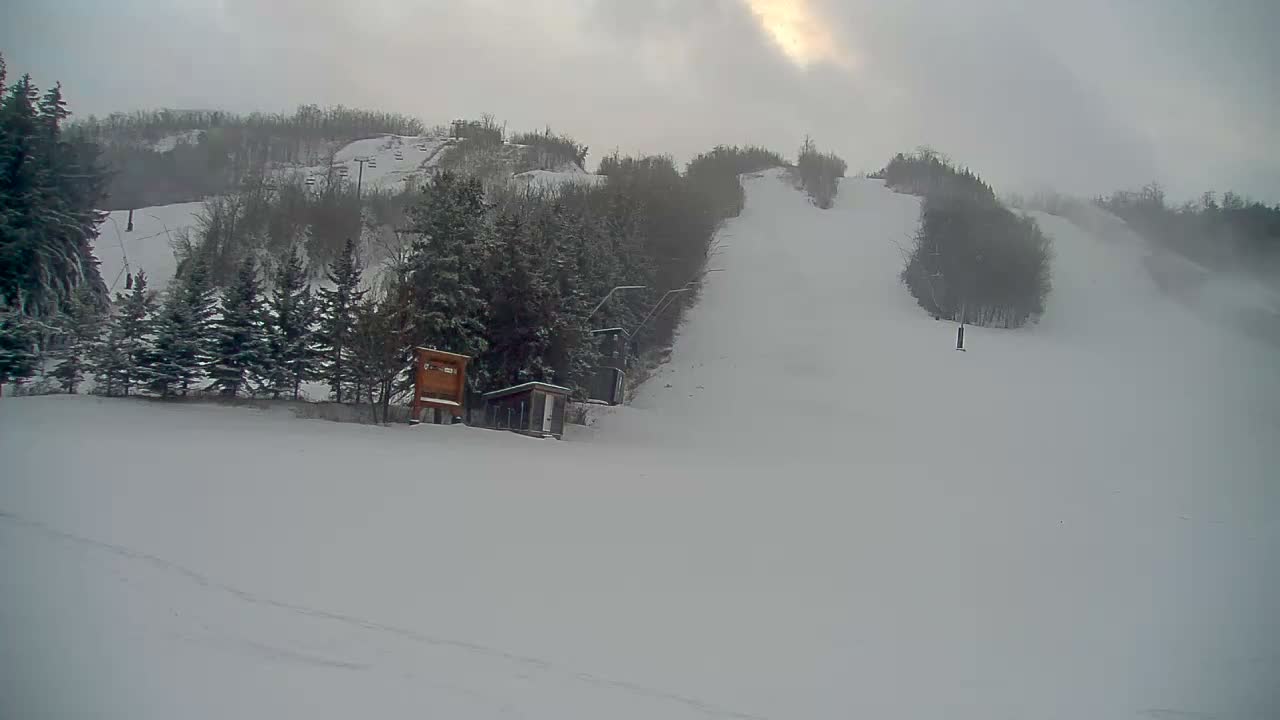 Blue Mountain North Base Ski Slopes Live Cam - Collingwood, Blue Mountains, Simcoe, Ontario, Canada