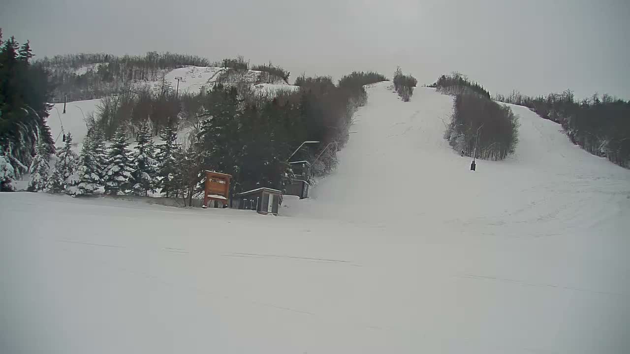 Blue Mountain North Base Ski Slopes Live Cam - Collingwood, Blue Mountains, Simcoe, Ontario, Canada