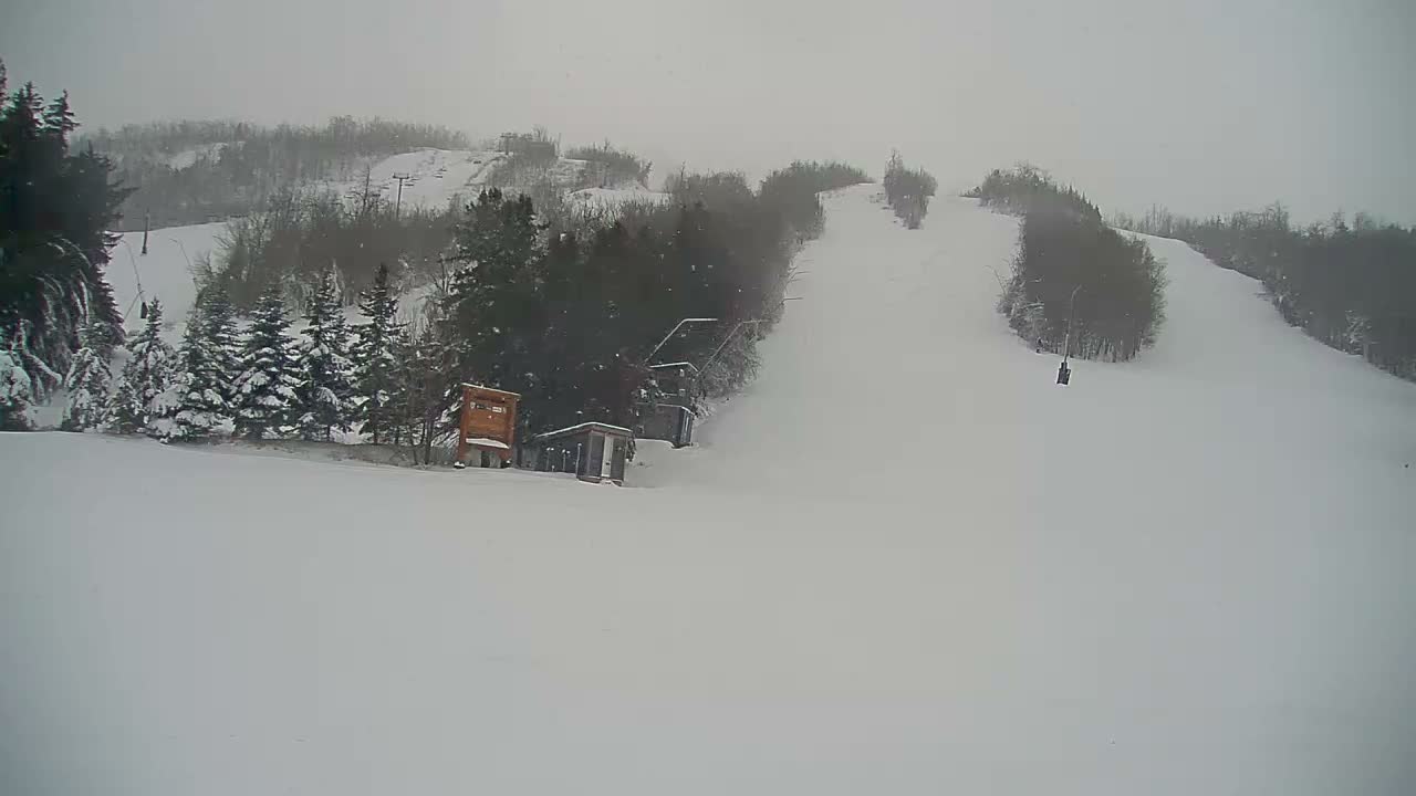 Blue Mountain North Base Ski Slopes Live Cam - Collingwood, Blue Mountains, Simcoe, Ontario, Canada