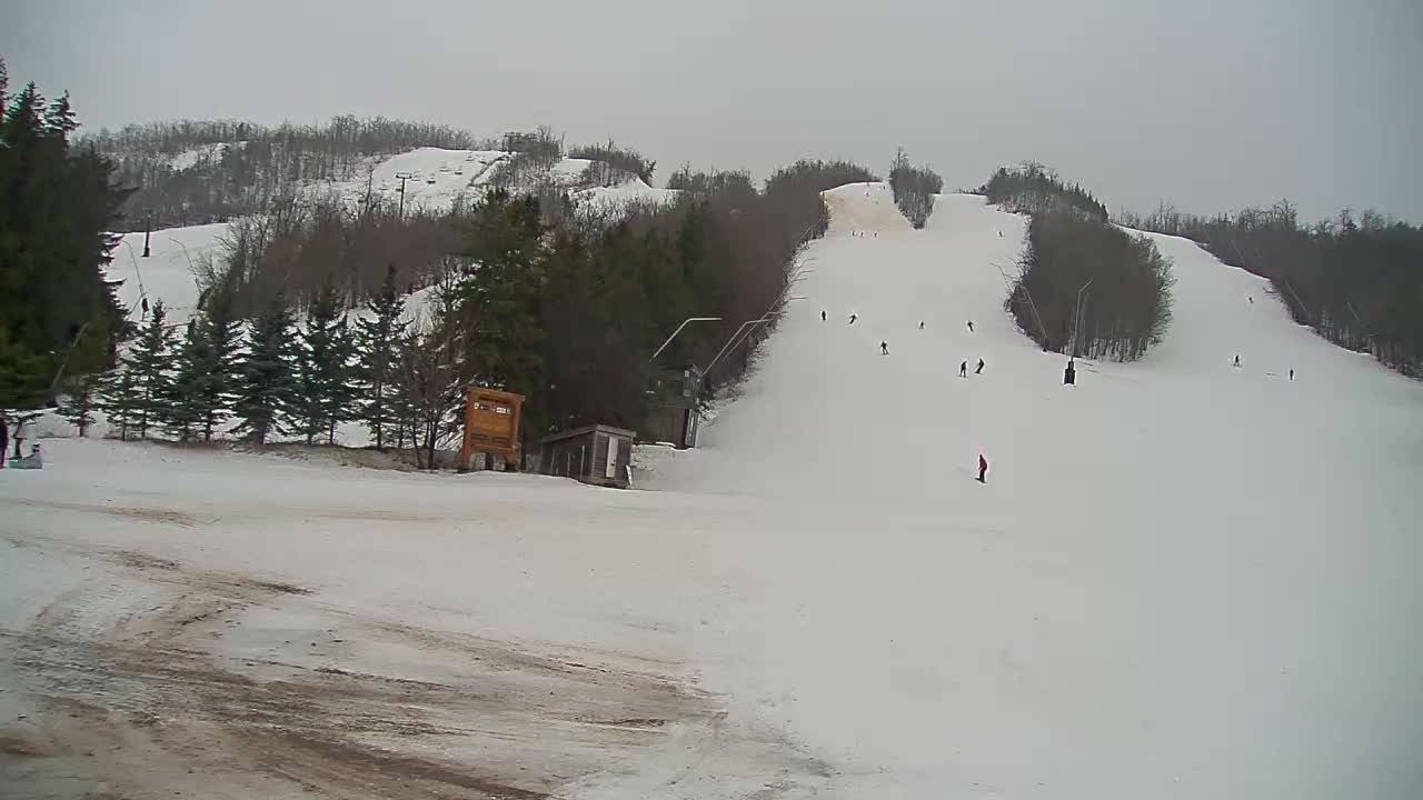 Blue Mountain North Base Ski Slopes Live Cam - Collingwood, Blue Mountains, Simcoe, Ontario, Canada