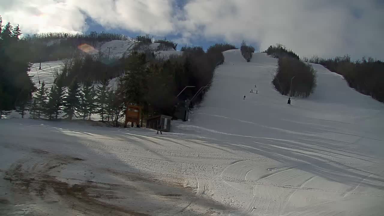 Blue Mountain North Base Ski Slopes Live Cam - Collingwood, Blue Mountains, Simcoe, Ontario, Canada
