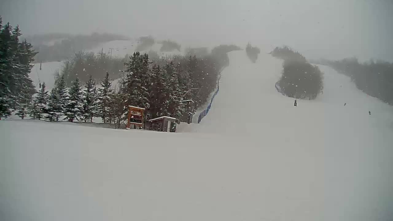 Blue Mountain North Base Ski Slopes Live Cam - Collingwood, Blue Mountains, Simcoe, Ontario, Canada