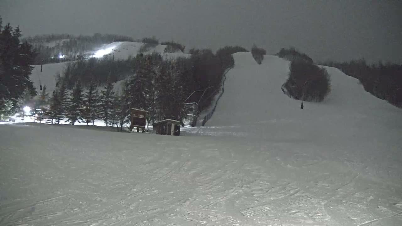 Blue Mountain North Base Ski Slopes Live Cam - Collingwood, Blue Mountains, Simcoe, Ontario, Canada