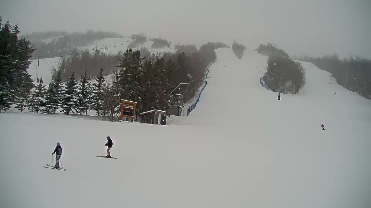 Blue Mountain North Base Ski Slopes Live Cam - Collingwood, Blue Mountains, Simcoe, Ontario, Canada