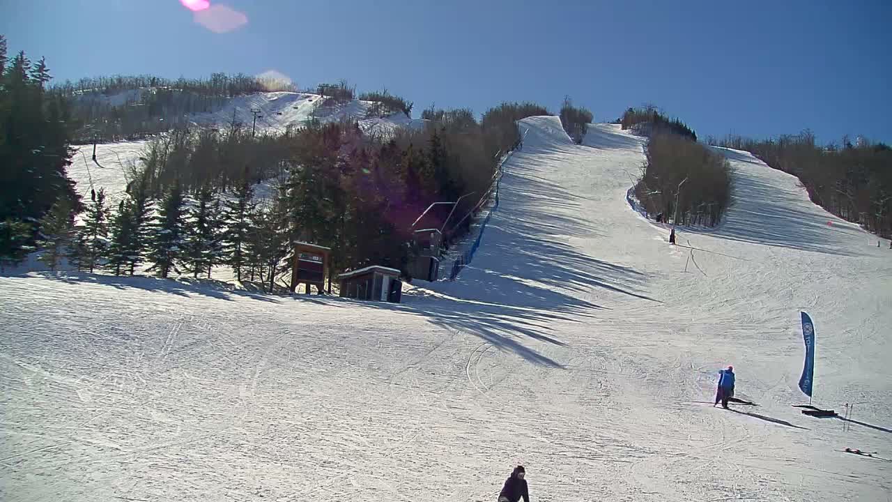 Blue Mountain North Base Ski Slopes Live Cam - Collingwood, Blue Mountains, Simcoe, Ontario, Canada