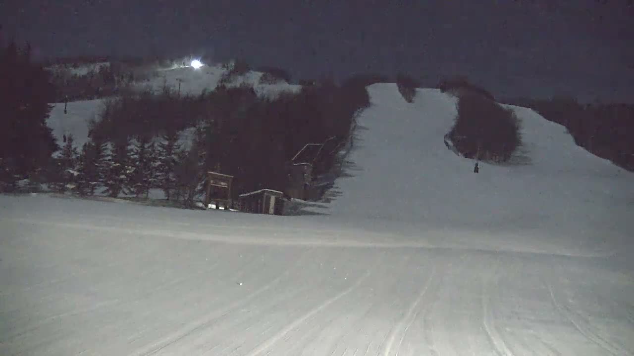 Blue Mountain North Base Ski Slopes Live Cam - Collingwood, Blue Mountains, Simcoe, Ontario, Canada