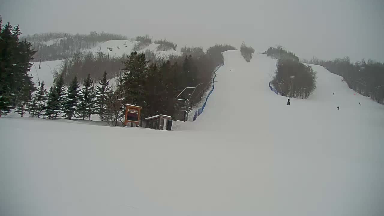 Blue Mountain North Base Ski Slopes Live Cam - Collingwood, Blue Mountains, Simcoe, Ontario, Canada