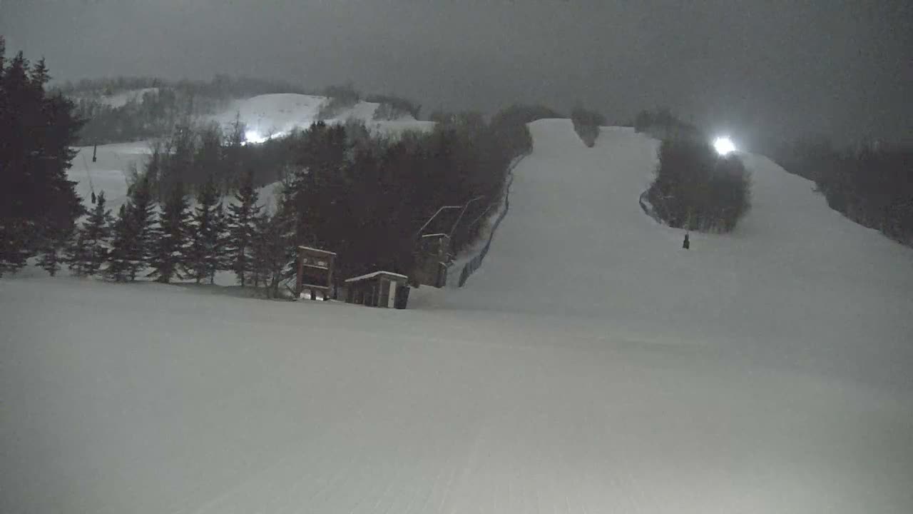 Blue Mountain North Base Ski Slopes Live Cam - Collingwood, Blue Mountains, Simcoe, Ontario, Canada