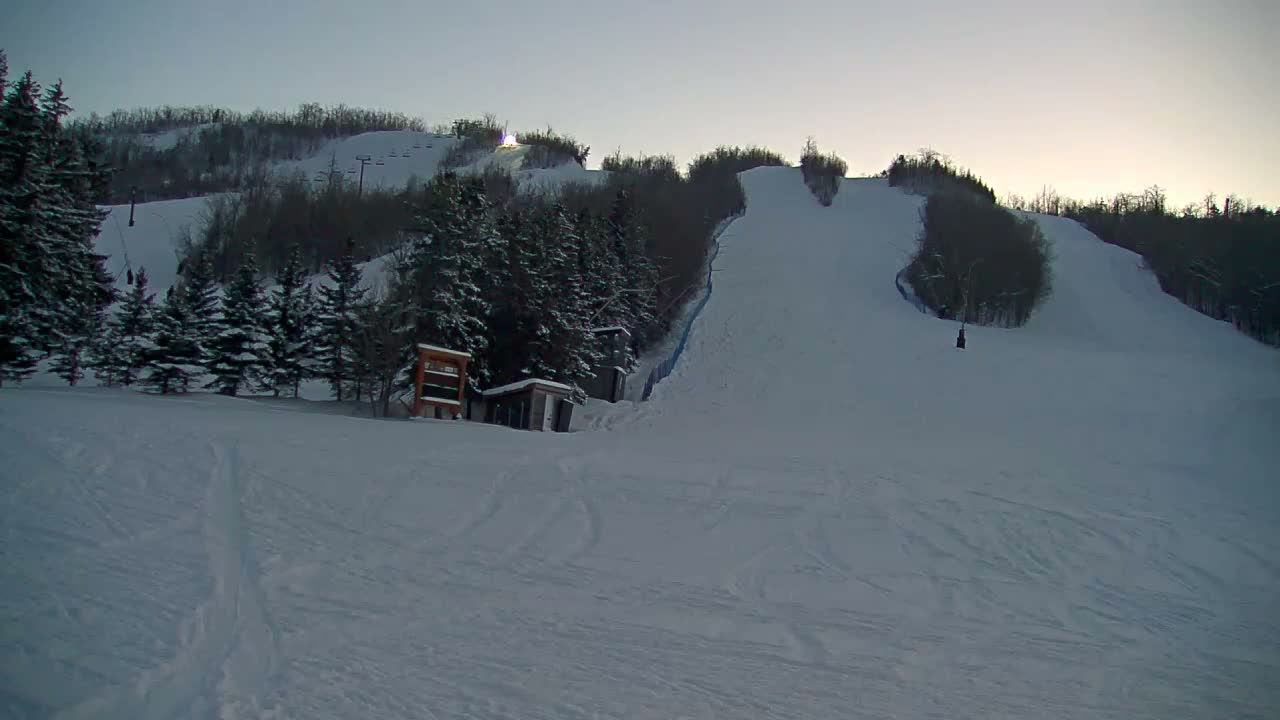 Blue Mountain North Base Ski Slopes Live Cam - Collingwood, Blue Mountains, Simcoe, Ontario, Canada