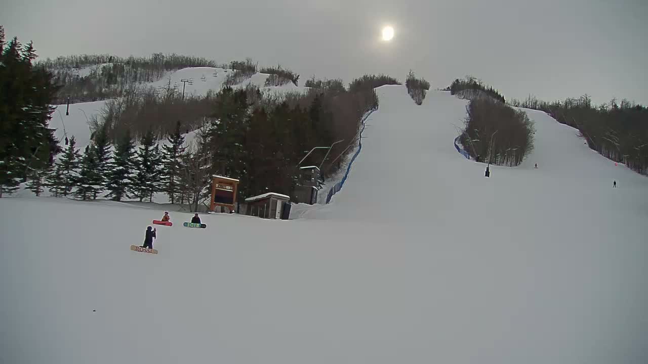 Blue Mountain North Base Ski Slopes Live Cam - Collingwood, Blue Mountains, Simcoe, Ontario, Canada