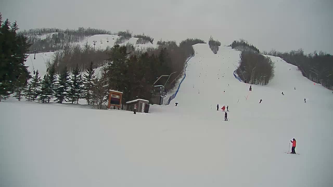 Blue Mountain North Base Ski Slopes Live Cam - Collingwood, Blue Mountains, Simcoe, Ontario, Canada