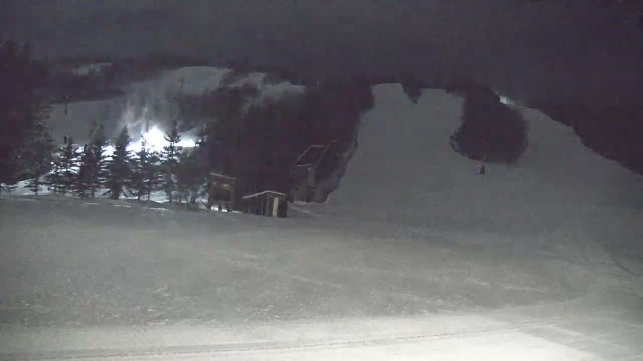 Blue Mountain North Base Ski Slopes Live Cam - Collingwood, Blue Mountains, Simcoe, Ontario, Canada