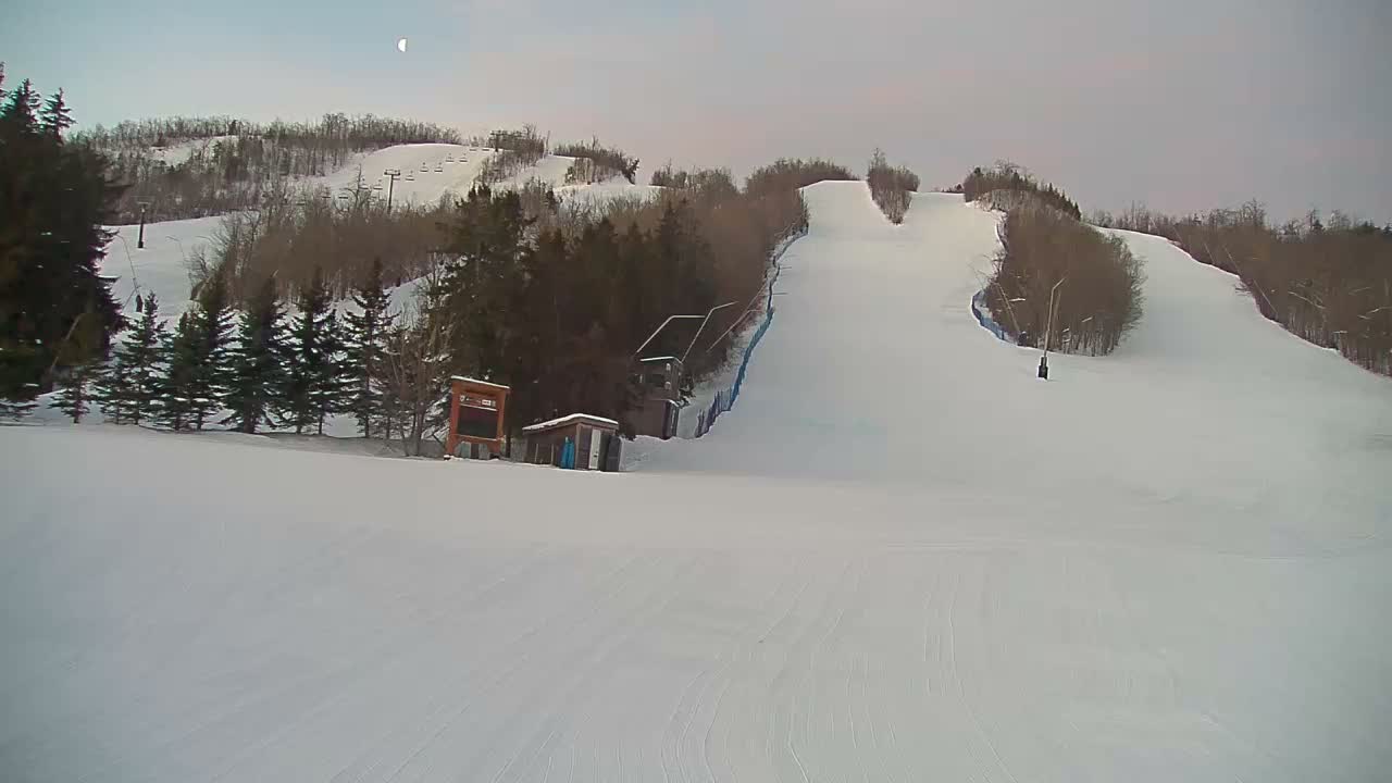 Blue Mountain North Base Ski Slopes Live Cam - Collingwood, Blue Mountains, Simcoe, Ontario, Canada