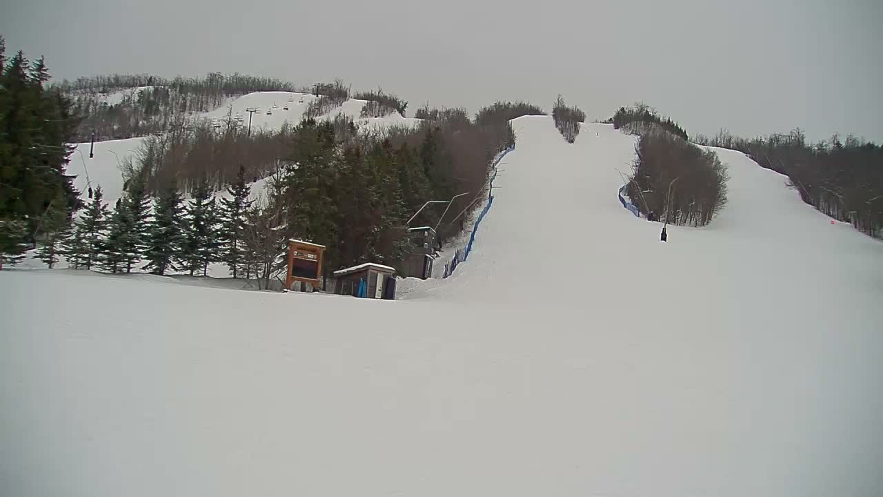Blue Mountain North Base Ski Slopes Live Cam - Collingwood, Blue Mountains, Simcoe, Ontario, Canada