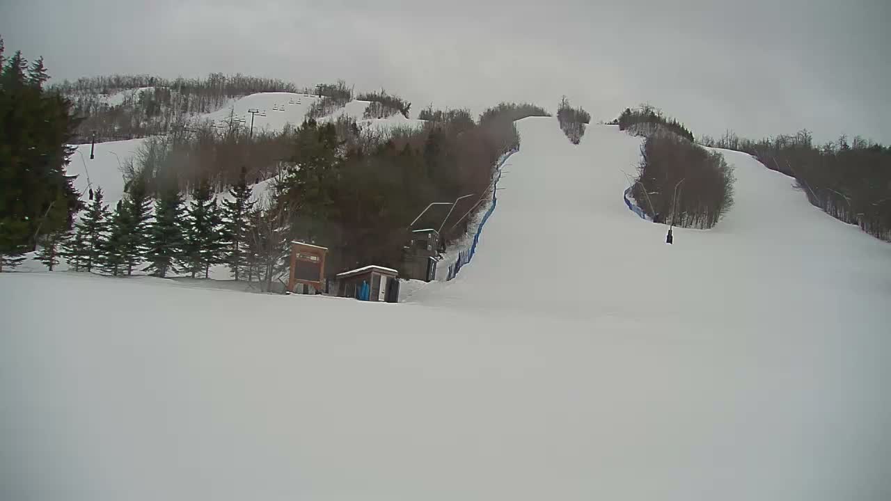 Blue Mountain North Base Ski Slopes Live Cam - Collingwood, Blue Mountains, Simcoe, Ontario, Canada